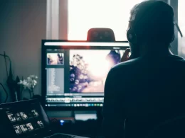 Freelancer using AI tools on laptop to improve productivity and grow online income in 2025