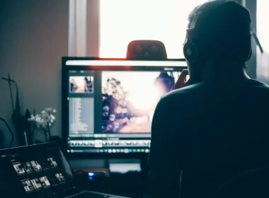Freelancer using AI tools on laptop to improve productivity and grow online income in 2025